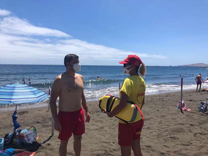 Imagen de archivo de una socorrista de Proactiva informando a un usuario de una playa de Telde/A.